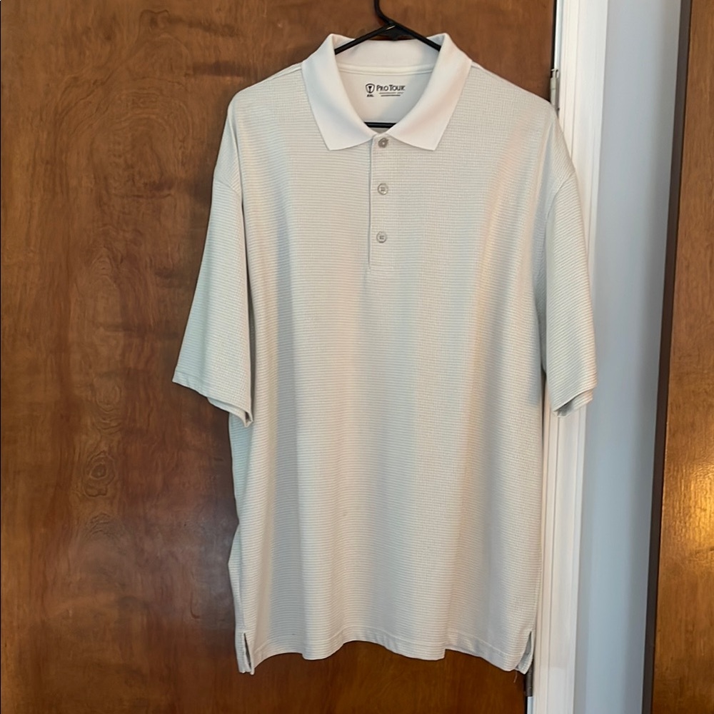 Men’s pullover 3 button collared golf shirt.